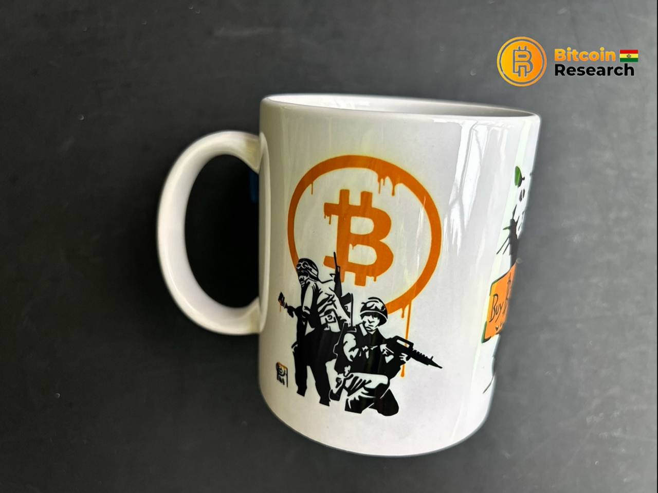 Tasa blanca con logo cyberart militares bitcoin